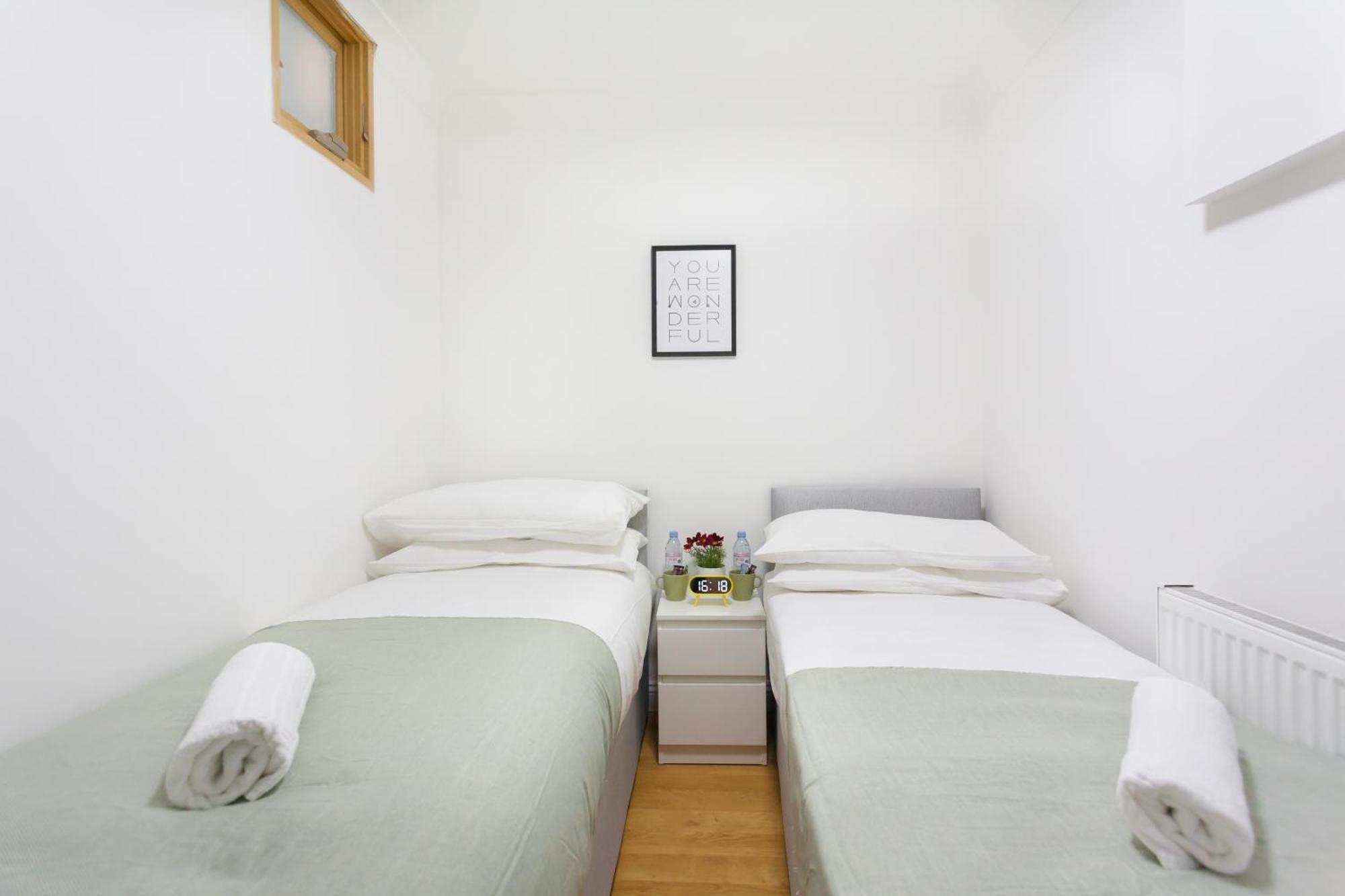Eurostar Budget Rooms - Next To Kings Cross & Eurostar Train Station Лондон Екстер'єр фото
