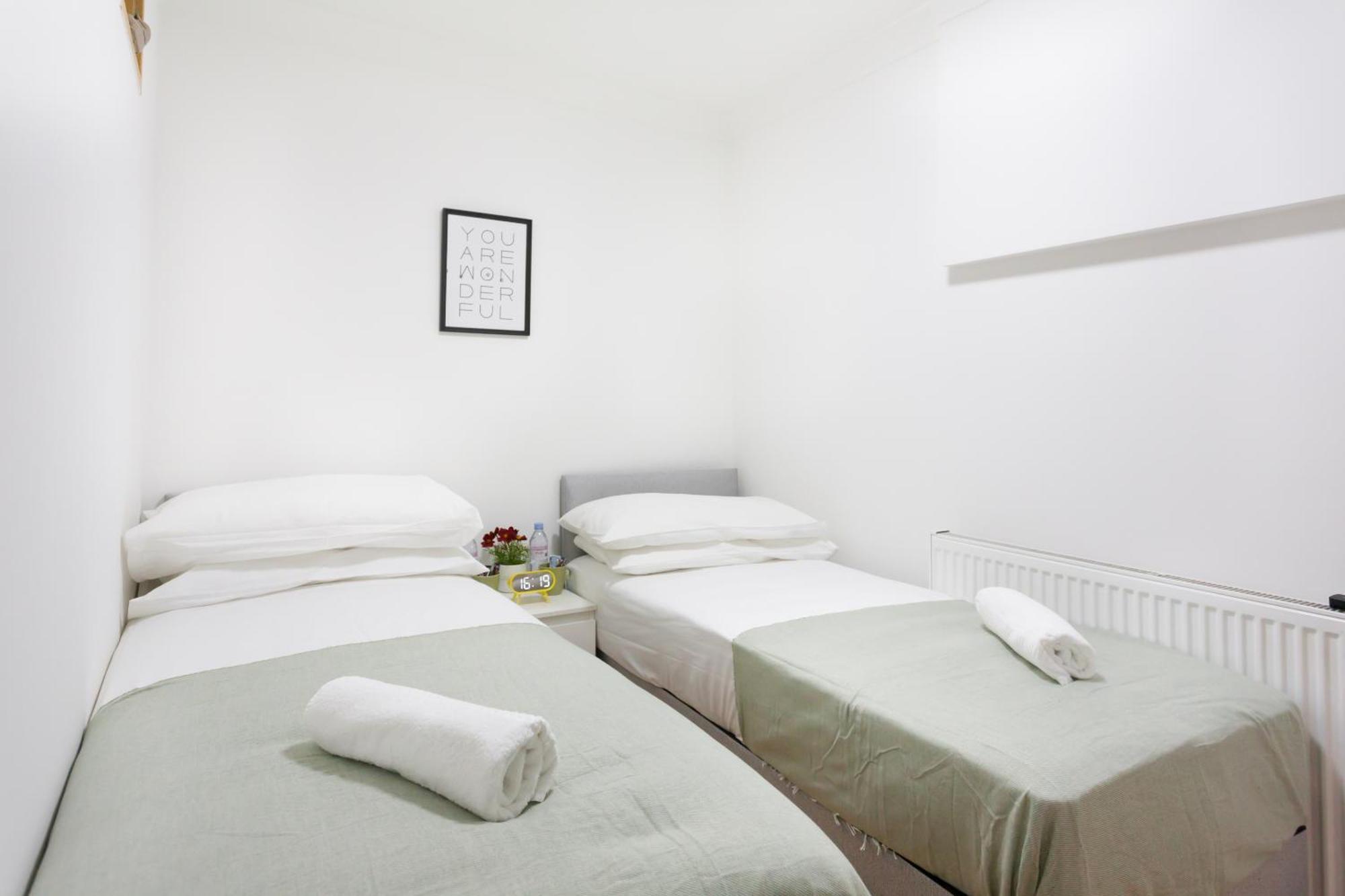 Eurostar Budget Rooms - Next To Kings Cross & Eurostar Train Station Лондон Екстер'єр фото